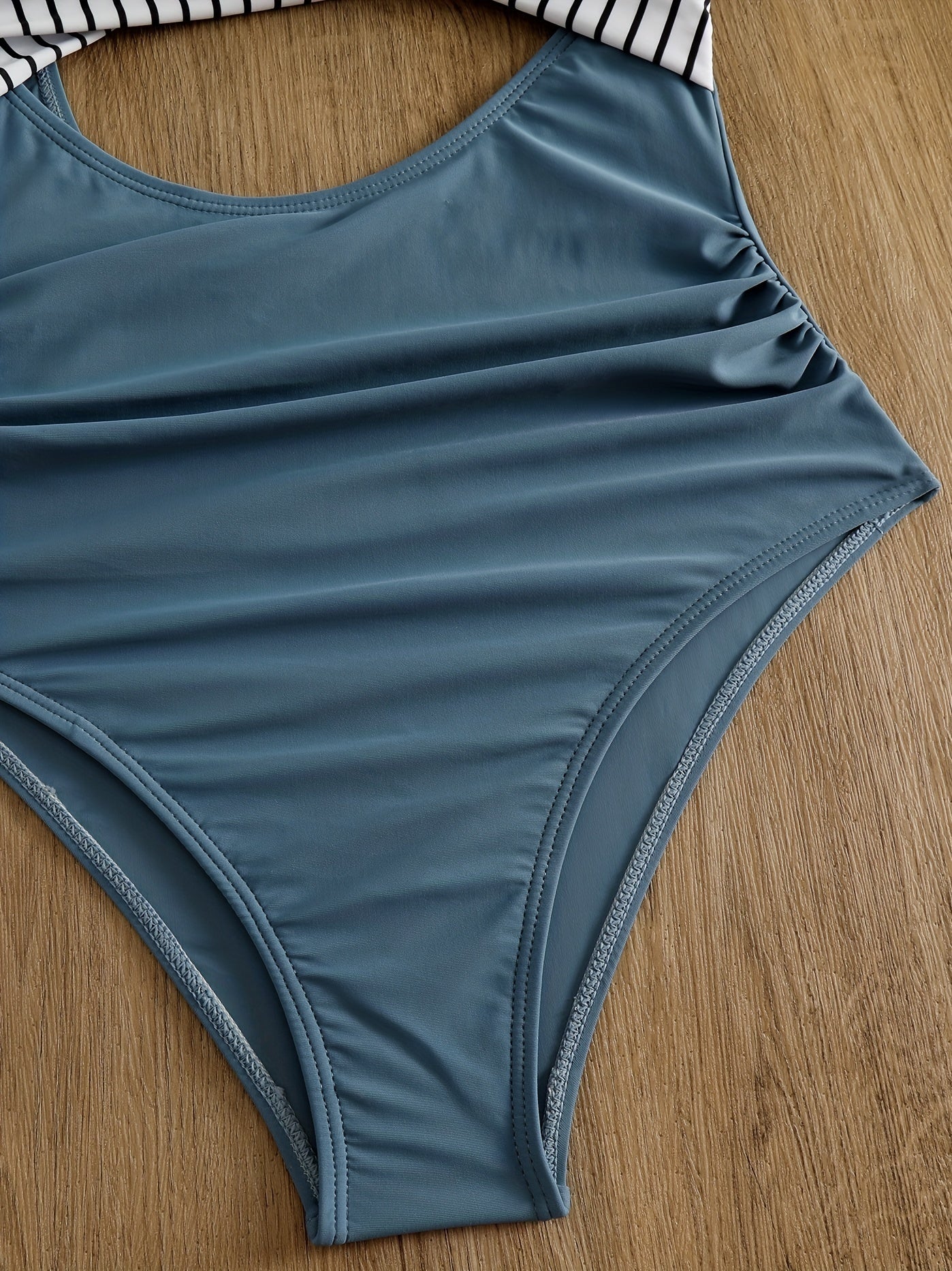 Costume Bicolore avec Découpe