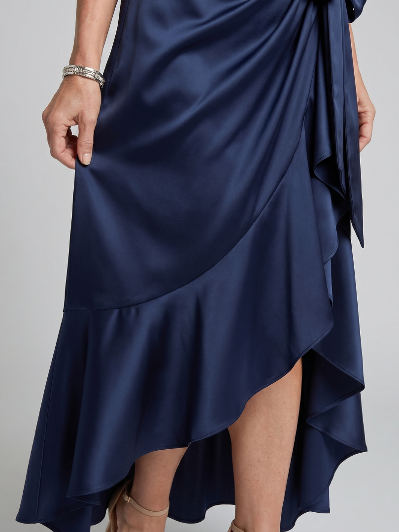 Amélie | Robe midi portefeuille à col halter et ourlet asymétrique