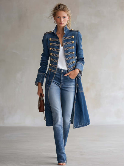 Manteau long en denim cintré au style militaire avec boutons dorés