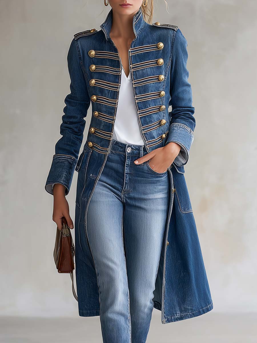 Manteau long en denim cintré au style militaire avec boutons dorés