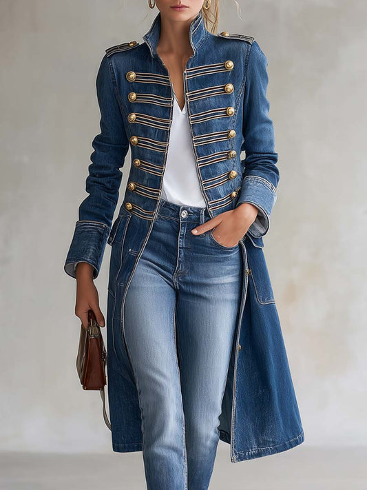 Manteau long en denim cintré au style militaire avec boutons dorés