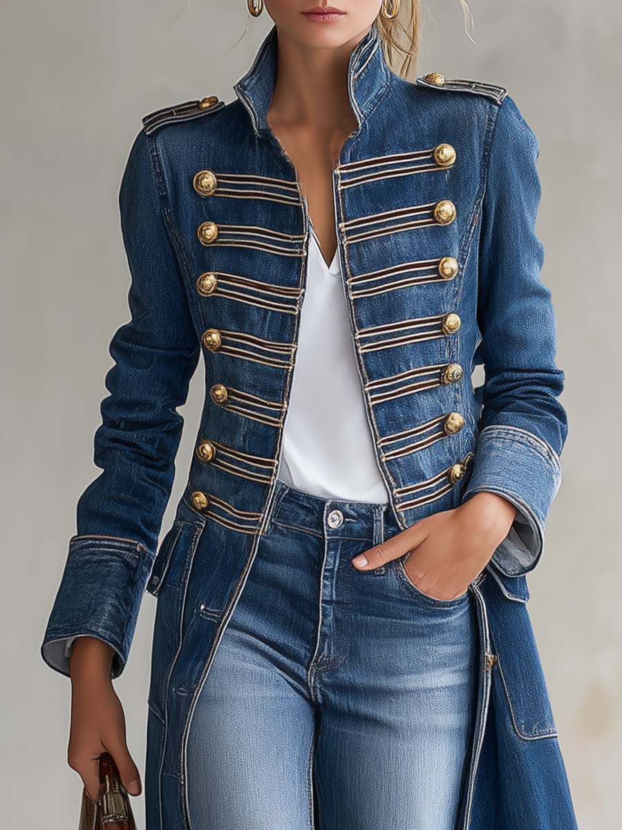 Manteau long en denim cintré au style militaire avec boutons dorés