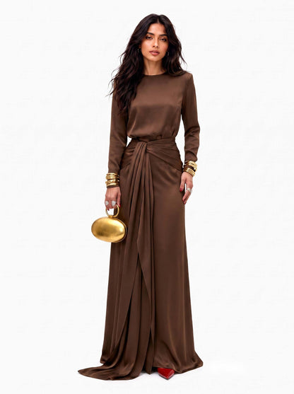 "Robe Maxi Élégante en Satin Drapé" can be rewritten as "Robe Maxi Chic en Satin Drapé".