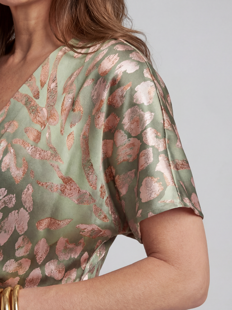 Élodie | Robe midi imprimé abstrait à col V et taille torsadée