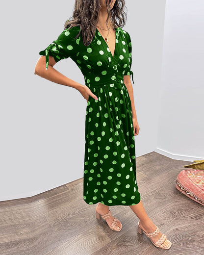 Caterina – Robe midi à pois col V effet sculptant