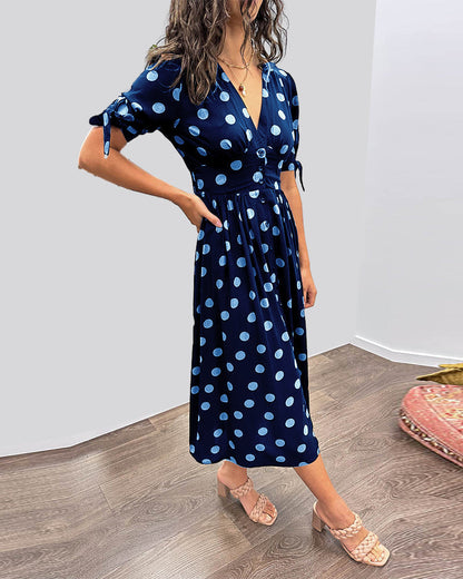 Caterina – Robe midi à pois col V effet sculptant