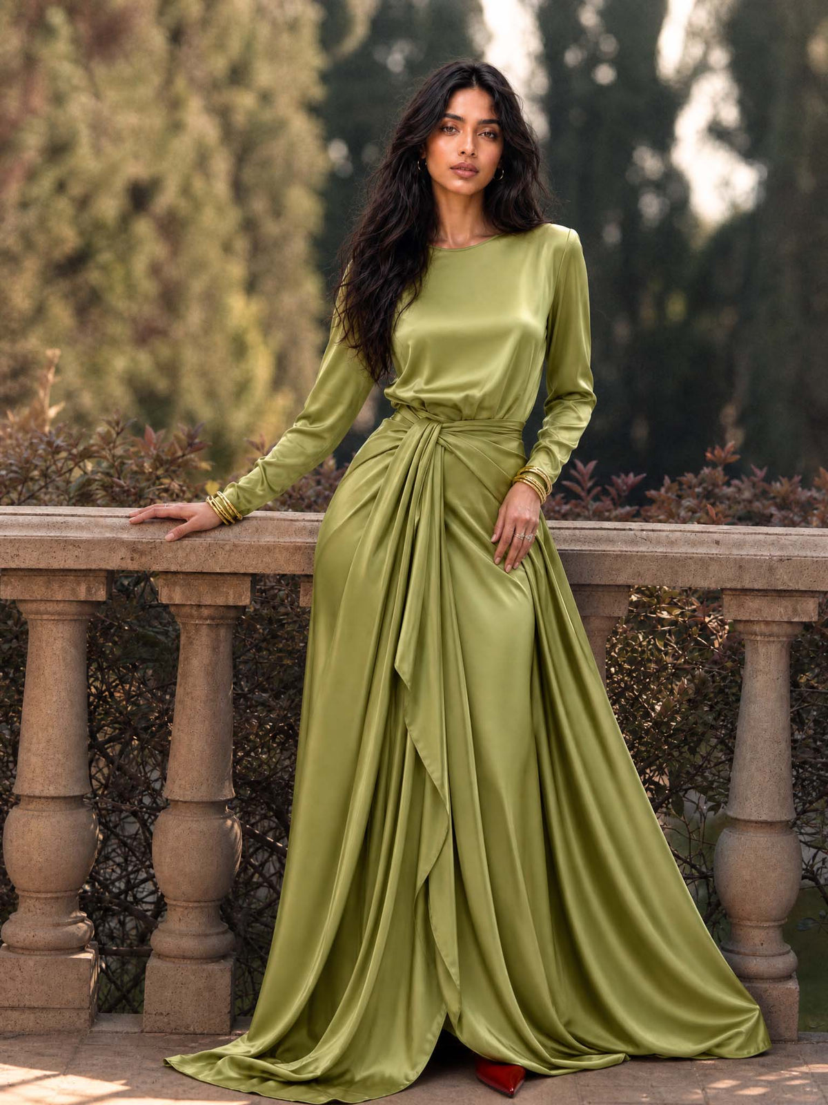 "Robe Maxi Élégante en Satin Drapé" can be rewritten as "Robe Maxi Chic en Satin Drapé".