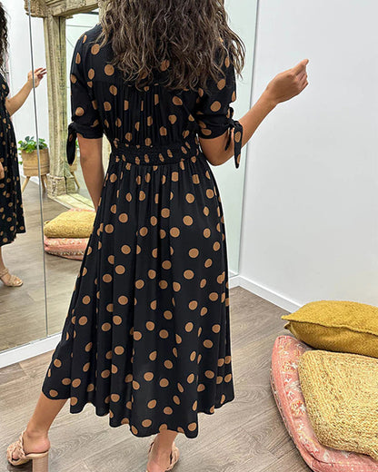 Caterina – Robe midi à pois col V effet sculptant