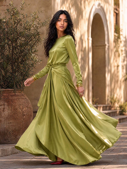 "Robe Maxi Élégante en Satin Drapé" can be rewritten as "Robe Maxi Chic en Satin Drapé".