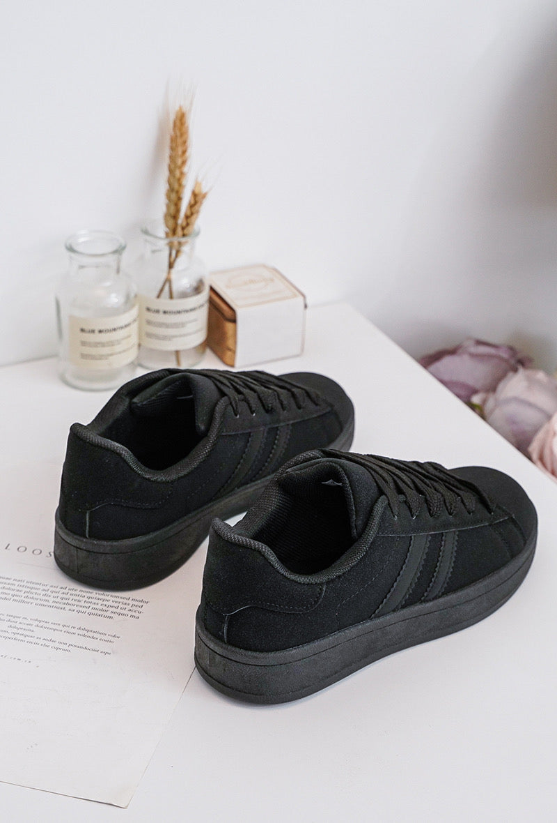 Total Black Sneakers