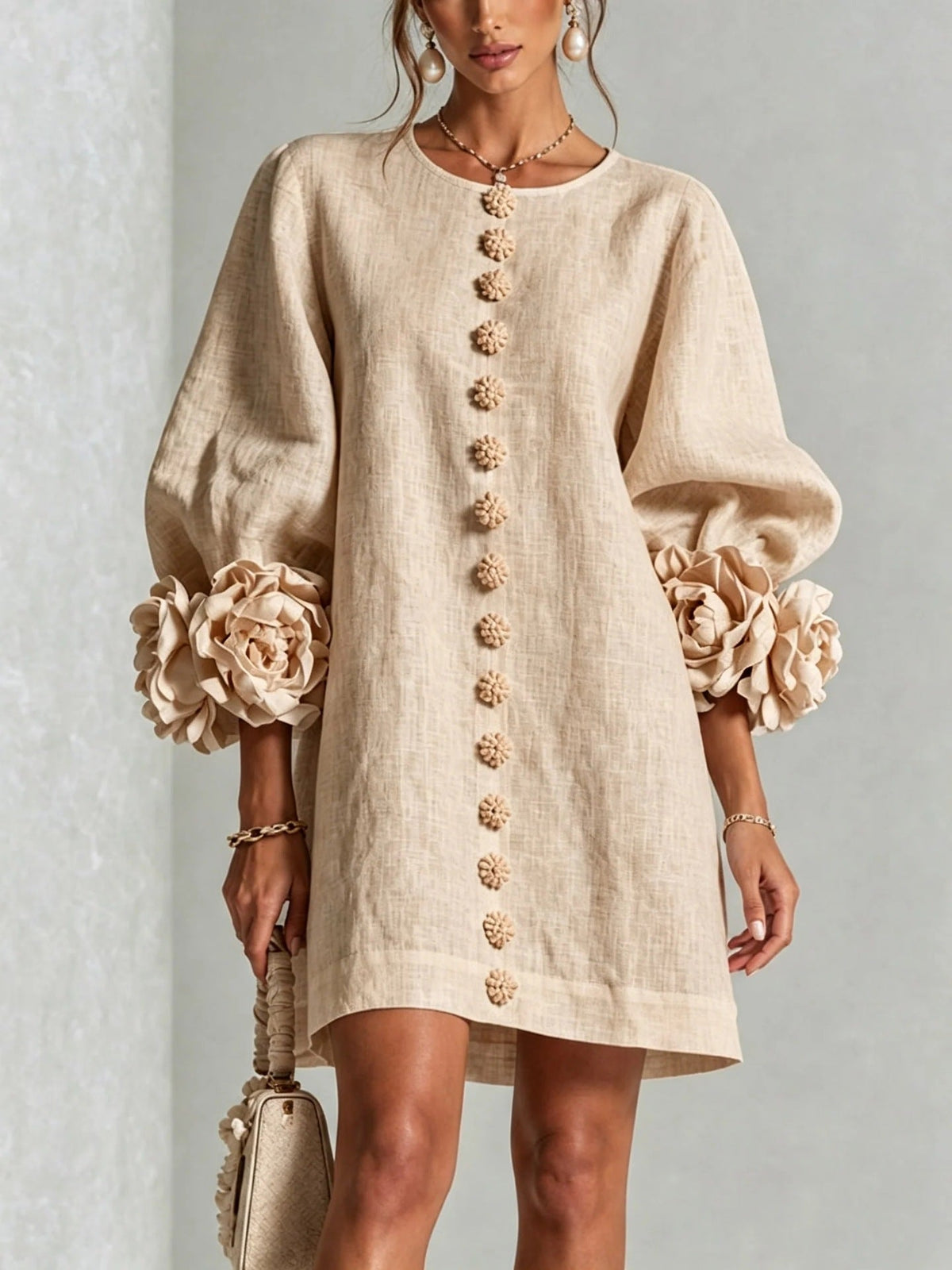Robe à fleurs avec manches volumineuses et décolleté rond