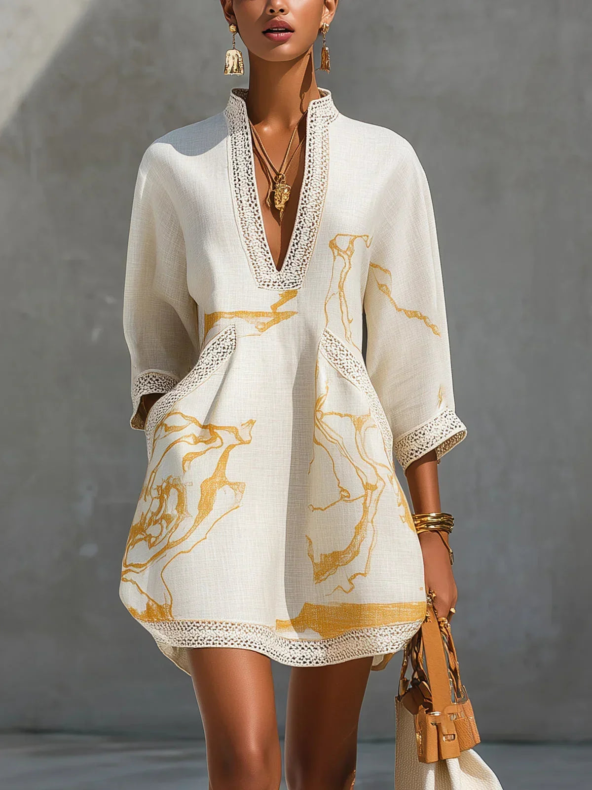 Donatella | Mini Robe Noire avec Imprimé Marbre Doré et Détails en Dentelle Crochet