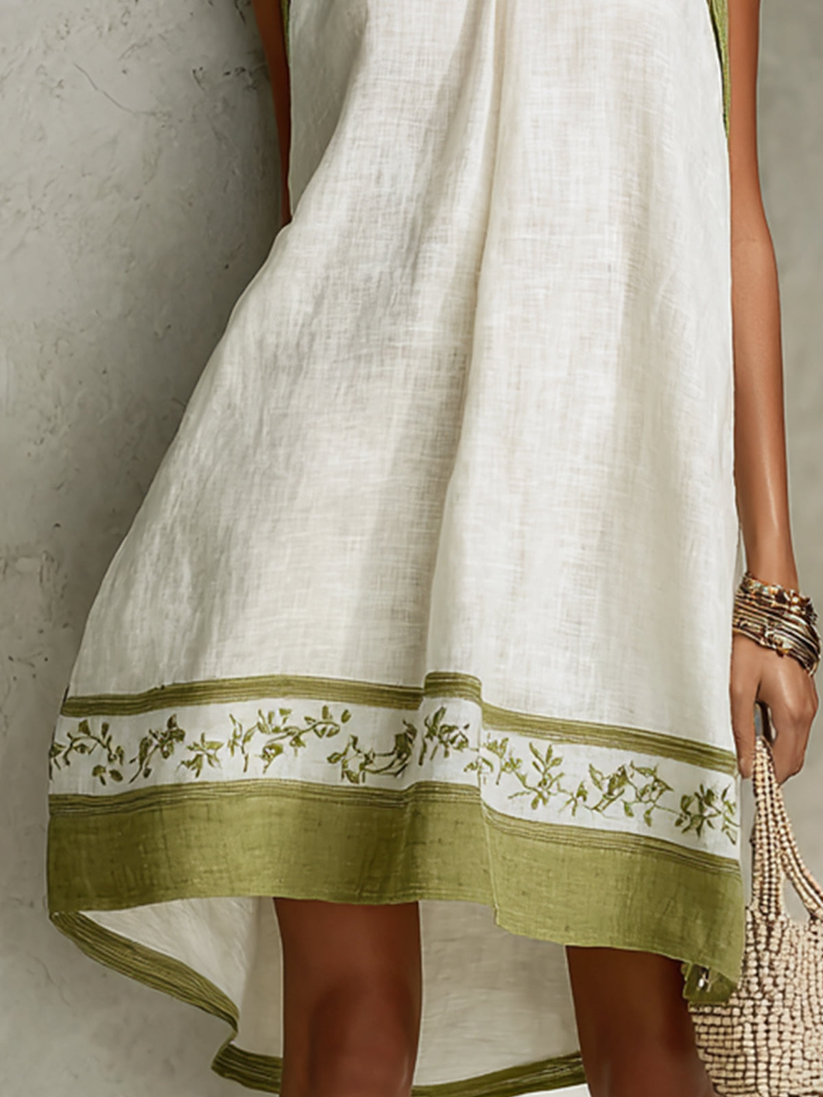 Agathe | Robe Mini Trapèze Sans Manches Blanche et Vert Olive à Fleurs