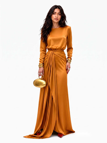 "Robe Maxi Élégante en Satin Drapé" can be rewritten as "Robe Maxi Chic en Satin Drapé".